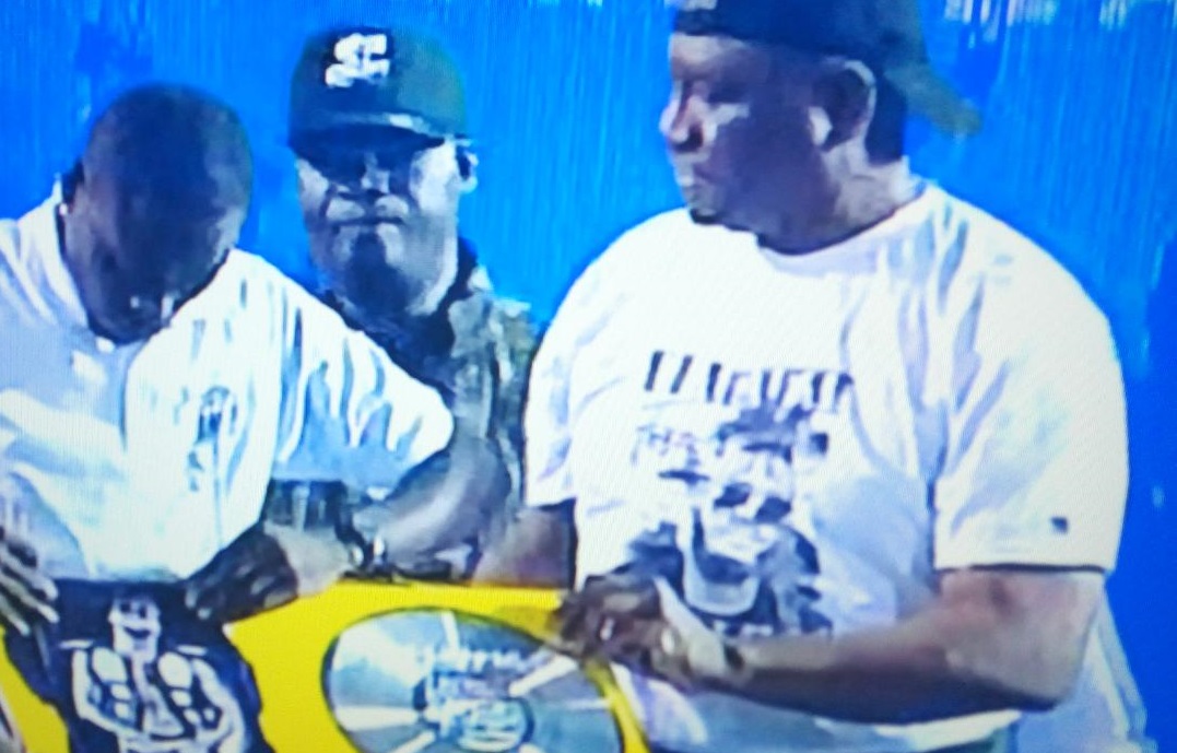 Photos-Sidiki-Diabate-offre-un-Disque-de-Platine-a-Dj-Arafat-au-stade-Houphouet-Boigny