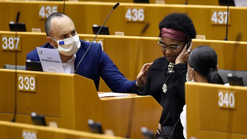 Plaquee-au-mur-jambes-ecartees-une-elue-allemande-noire-evoque-une-intervention-humiliante-a-Bruxelles