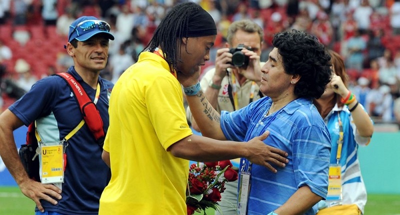 Pluie-dhommage-a-Diego-Maradona-Ronaldinho-sincline-devant-le-sorcier-des-sorciers