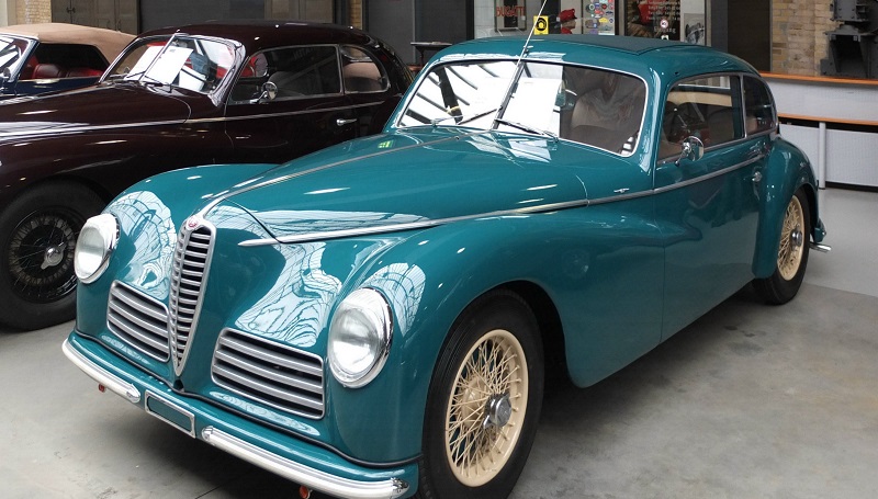 Plus-de-300-voitures-de-collection-stockees-dans-un-garage-depuis-30-ans-videos