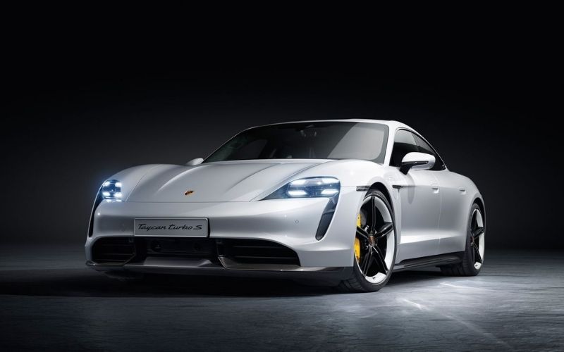 Porsche-bat-le-record-du-plus-long-drift-du-monde-en-voiture-electrique