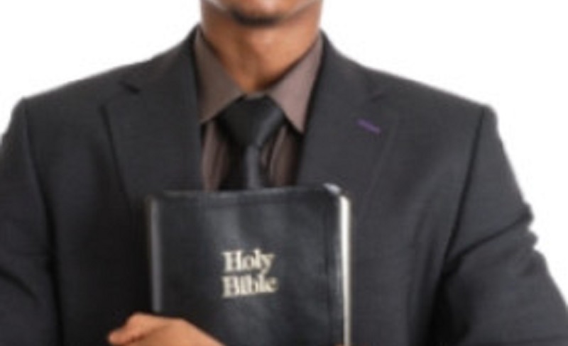 Pour-navoir-pas-respecte-les-derniers-voeux-du-defunt-le-pasteur-decede-en-pleine-ceremonie-funeraire-du-fidele