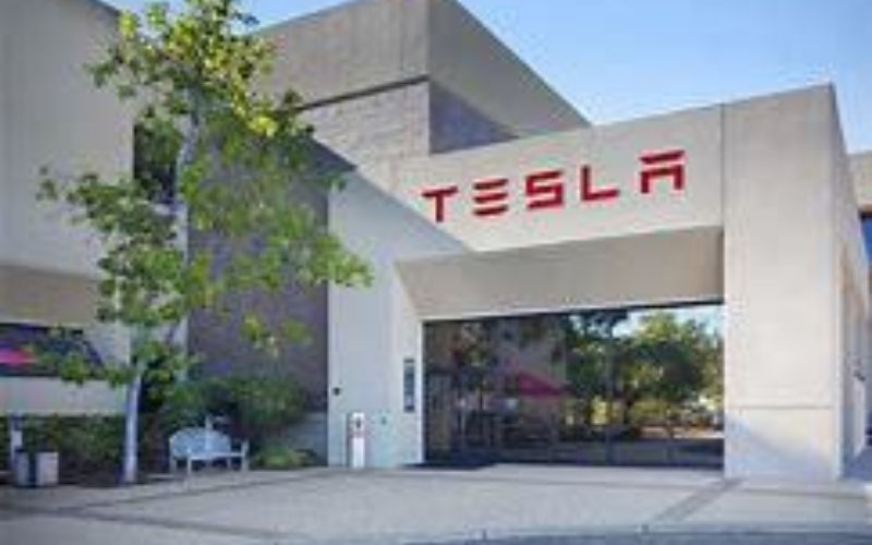 Pour-pirater-Tesla-un-hacker-a-propose-550-millions-FCFA-a-un-employe