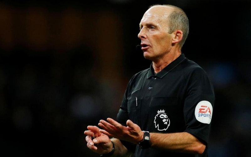 Premier-League-larbitre-Mike-Dean-menace-de-mort