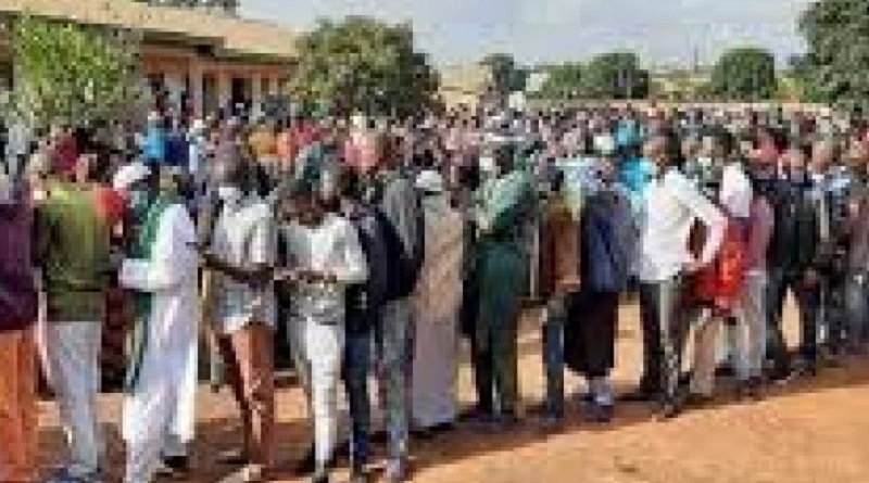 Presidentielle-en-Guinee-un-homme-venu-voter-secroule-et-meurt-devant-le-bureau-de-vote