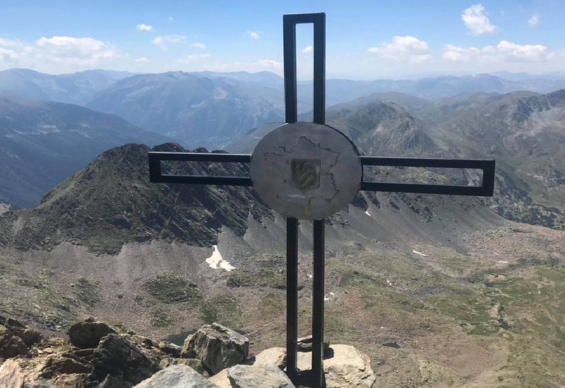 Profanee-une-croix-reapparait-mysterieusement-sur-un-sommet-des-Pyrenees-image-1