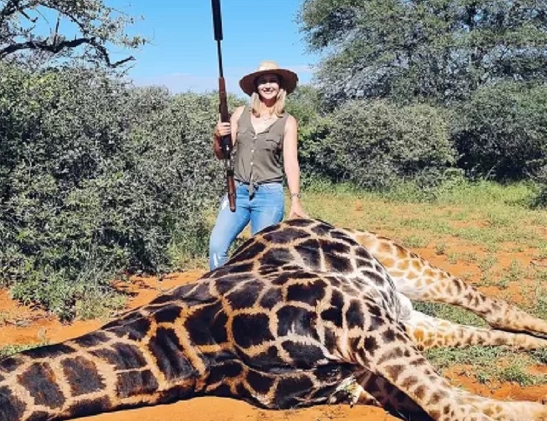 Protestations après une photo d’une chasseuse avec un cœur de girafe comme cadeau de St Valentin