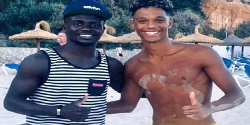 Quand-Sadio-Mane-rencontre-le-fils-de-Samuel-Etoo-photo