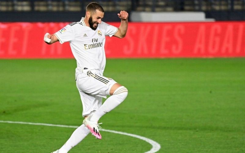 Real-Madrid-Benzema-et-sa-volee-digne-dun-jeu-video