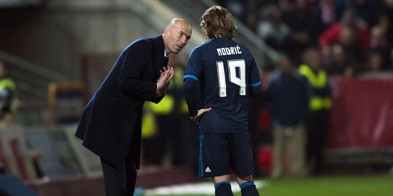 Real-Madrid-Luka-Modric-pousse-vers-la-sortie-par-Zidane