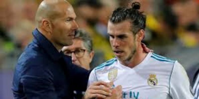 Real-Madrid-Zidane-va-passer-leponge-pour-Bale-apres-sa-celebration-polemique