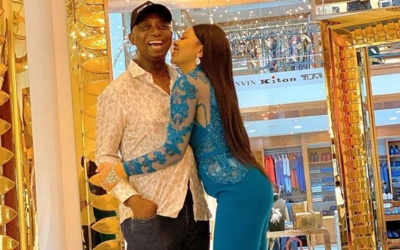 Regina-Daniels-quand-son-mari-lui-donne-des-lecons-de-tir-avec-un-fusil-video