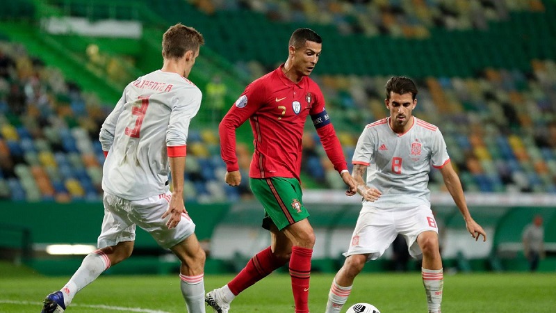 Rencontre-amicale-le-Portugal-et-lEspagne-se-quittent-dos-a-dos
