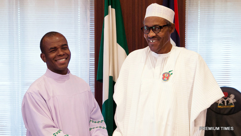 Reverend-Ejike-Mbaka-Buhari-sentoure-de-criminels-le-nourrissant-de-mensonges