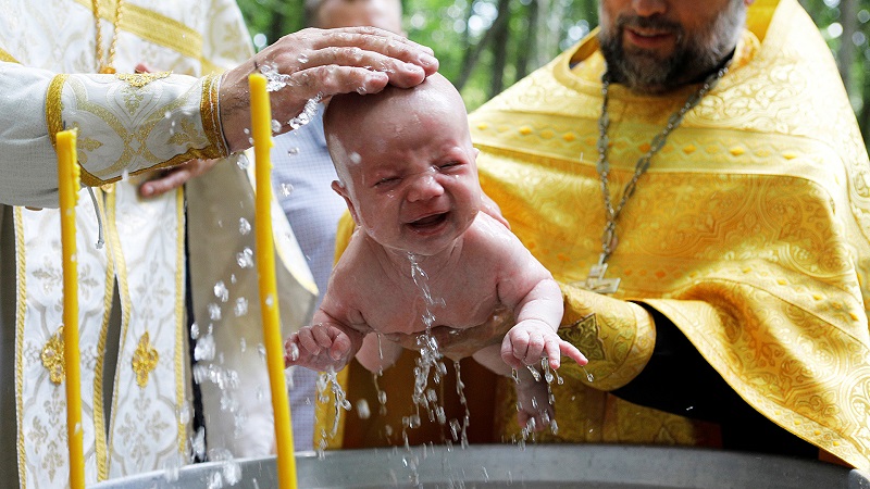 Roumanie-un-bebe-meurt-noye-lors-dun-bapteme-orthodoxe