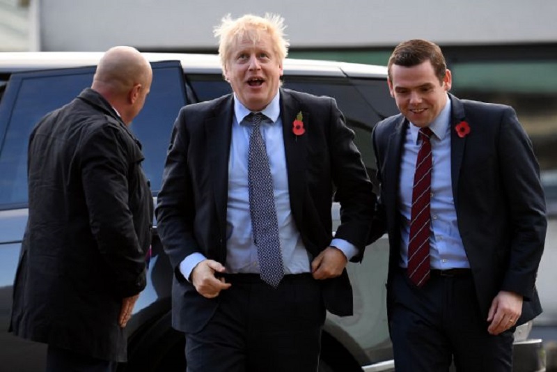 Royaume-Uni-demission-dun-membre-du-gouvernement-en-desaccord-avec-les-justifications-du-conseiller-de-Boris-Johnson