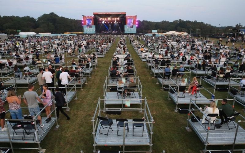 Royaume-Uni-un-grand-festival-post-confinement-organise-avec-distanciation-sociale-imposee