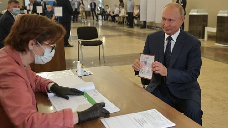 TOPSHOT-RUSSIA-VOTE-CONSTITUTION-VIRUS