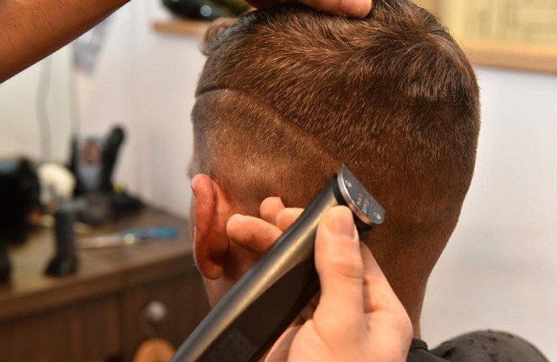 Russie-un-coiffeur-coupe-les-cheveux-de-quelque-90-clients-en-48-heures