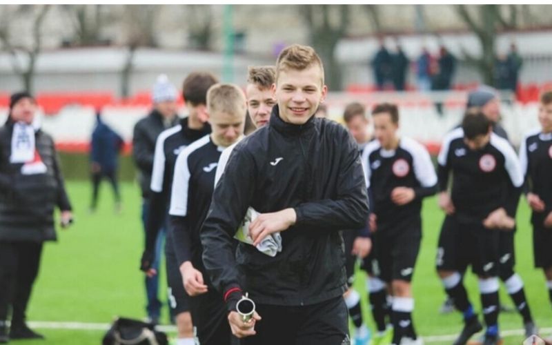 Russie-un-jeune-footballeur-frappe-par-la-foudre-lors-dun-entrainement