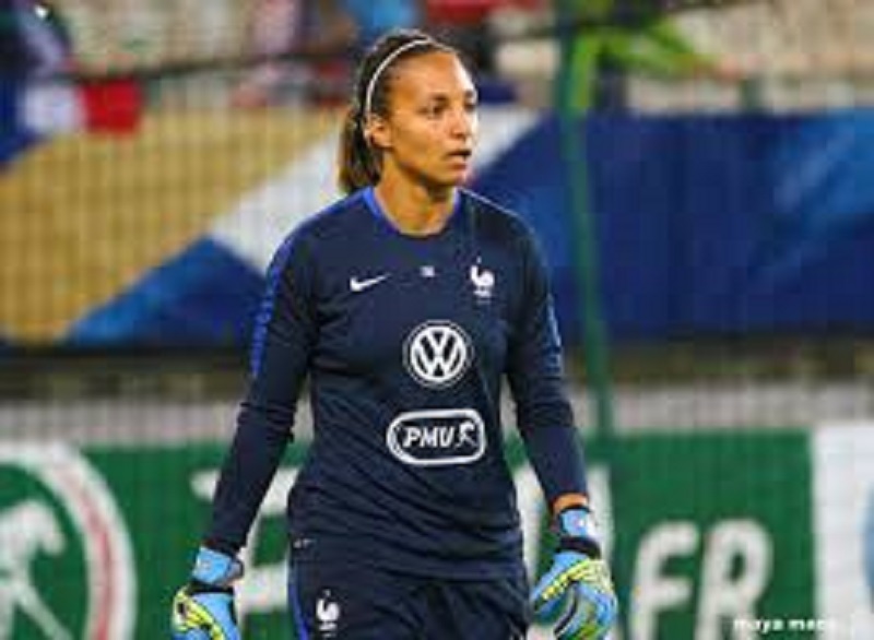 Sarah-Bouhaddi-la-France-ne-gagnera-pas-lEuro-si-Corinne-Diacre-reste-en-poste