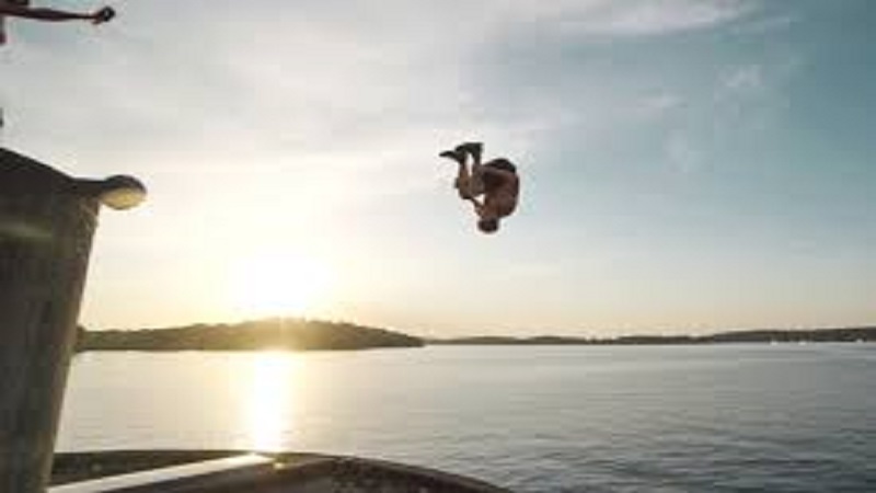 Sauter-a-leau-depuis-un-pont-une-chose-a-eviter