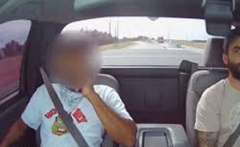 Se-sentant-menace-il-tire-a-travers-son-pare-brise-sur-lautoroute