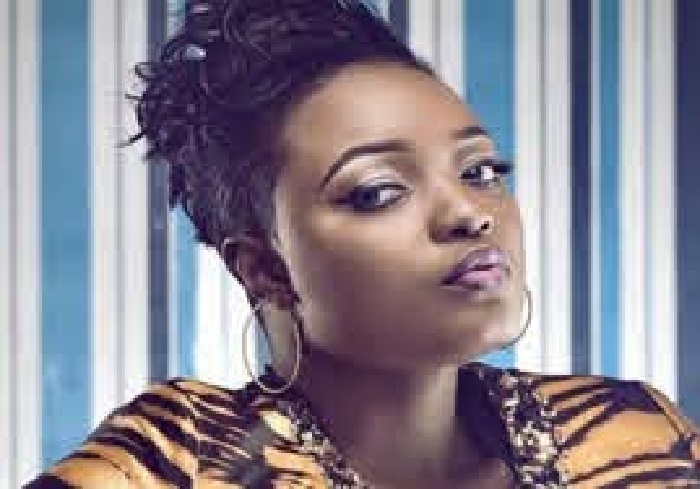 ShanL-la-star-saffiche-seins-nus-sur-un-plateau-television