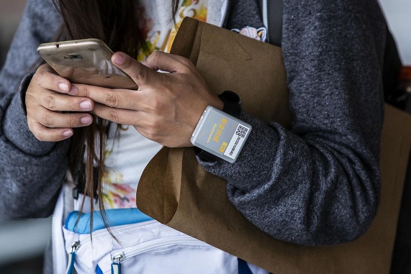Singapour-des-opposants-lancent-une-petition-contre-les-bracelets-StopCovid