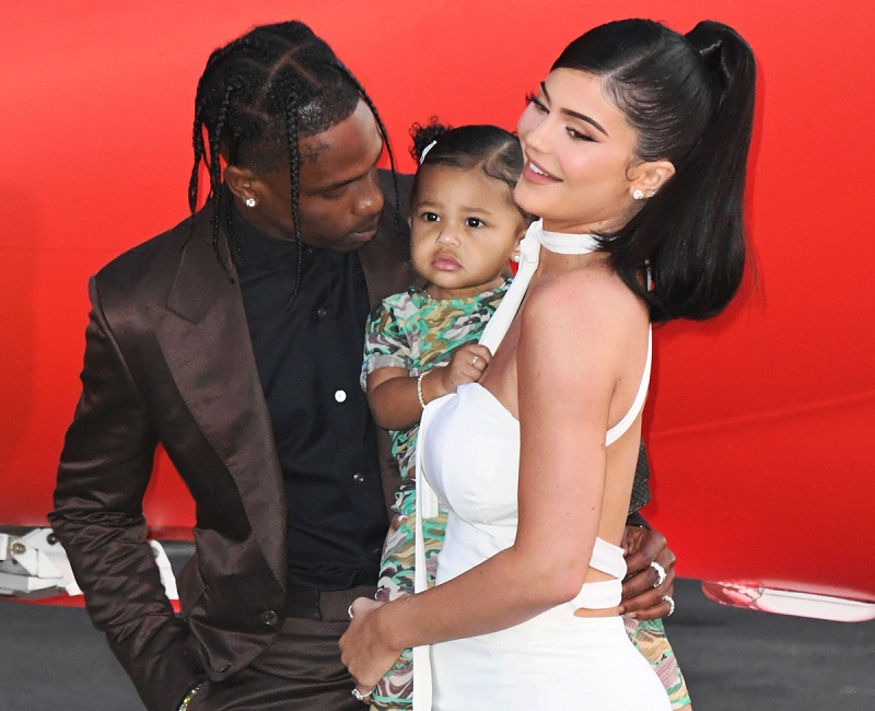 Snack-challengeKylie-Jenner-realise-un-defi-avec-sa-fille-Stormi-et-seduit-les-internautes-video
