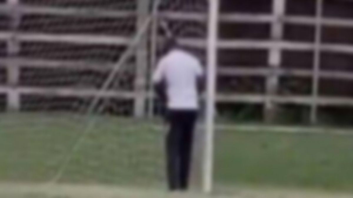 Sorcellerie-lourde-sanction-pour-un-coach-qui-urine-sur-le-poteau-adverse-video