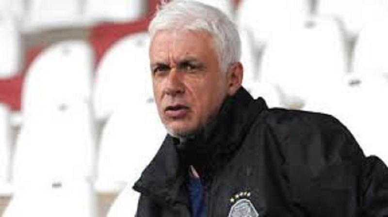 Soudan-le-selectionneur-Velud-bouscule-par-un-arbitre-en-plein-match-Video