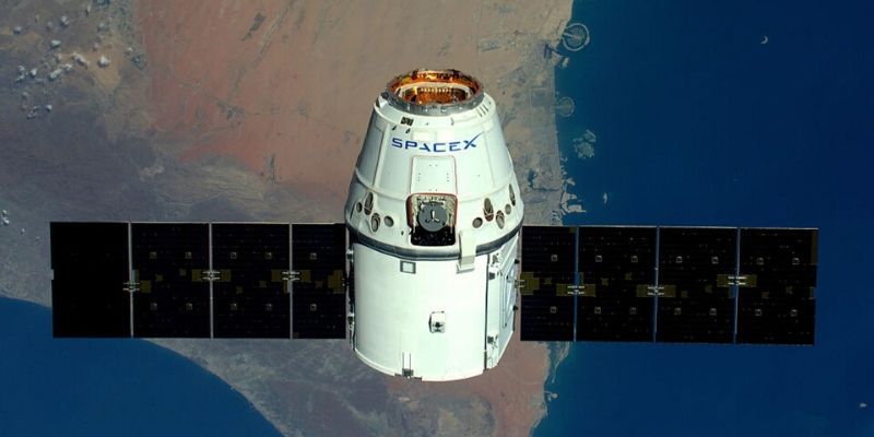 SpaceX-dElon-Musk-signe-un-accord-pour-envoyer-des-touristes-dans-lespace