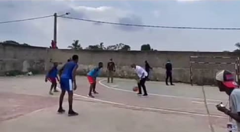 Star-Didier-Drogba-un-vrai-As-du-basketball-video