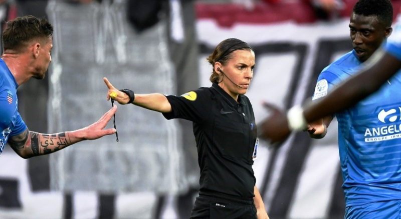 Stephanie-Frappart-premiere-femme-designee-arbitre-centrale-dun-match-de-Ligue-1