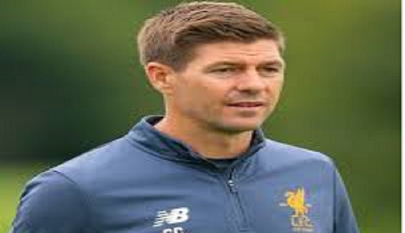 Steven-Gerrard-lance-des-fleurs-a-Klopp