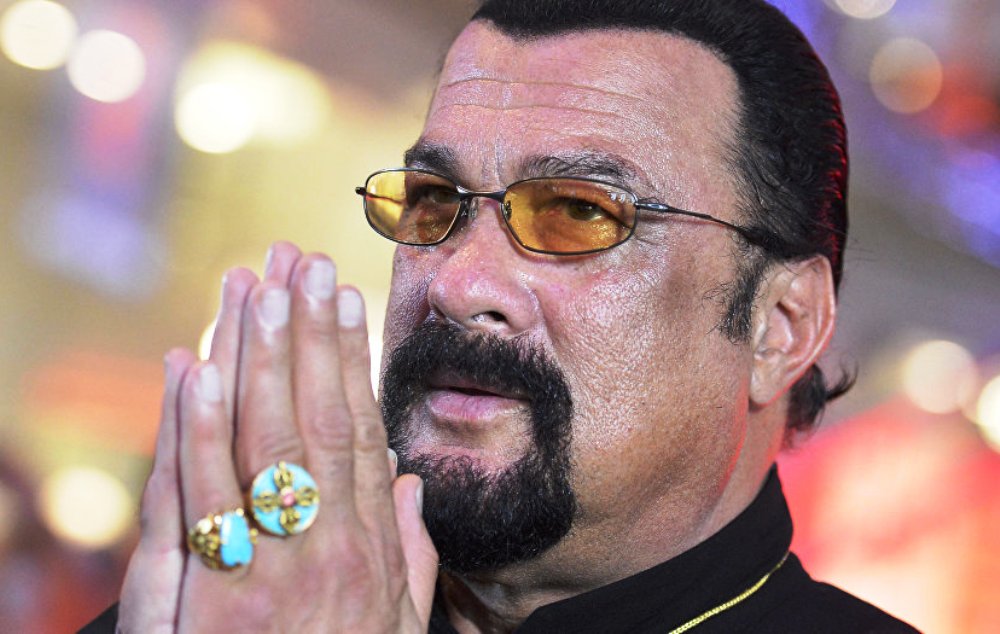 Steven Seagal : l'acteur photographié dans un camp de prisonniers russes en Ukraine (photos)