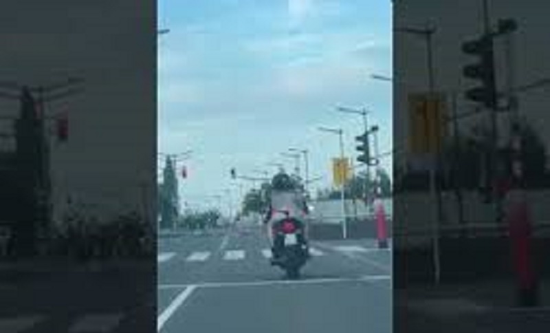 Sur-une-moto-sa-robe-na-pas-resiste-au-ventvideo