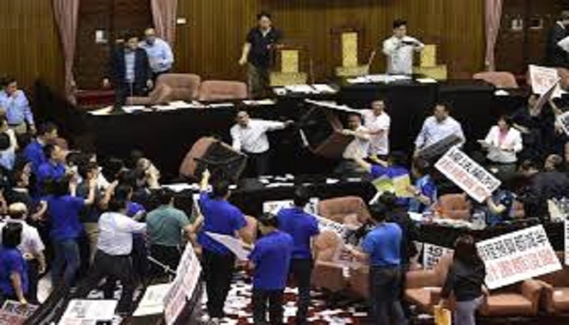Taiwan-bagarres-et-bombes-a-eau-sinvitent-dans-un-debat-houleux-au-Parlement