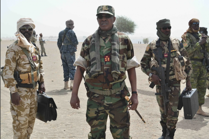 Tchad-Operation-Colere-de-Bomo-Arborant-son-treillis-militaire-Idriss-Deby-quitte-son-palais-pour-combattre-Boko-Haram-Video-e1585585581966