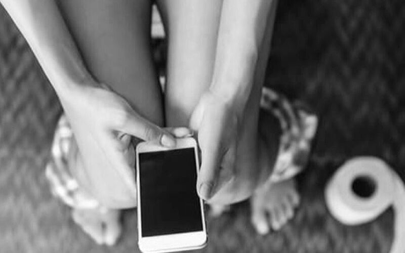 Tech-utiliser-son-smartphone-aux-toilettes-est-dangereux-pour-la-sante