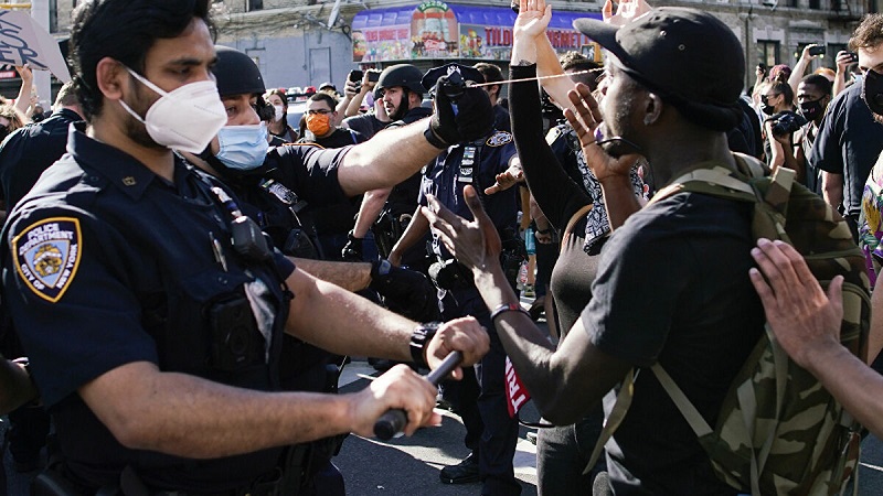 Tensions-devant-les-gratte-ciels-de-Trump-a-New-York-et-Chicago-videos