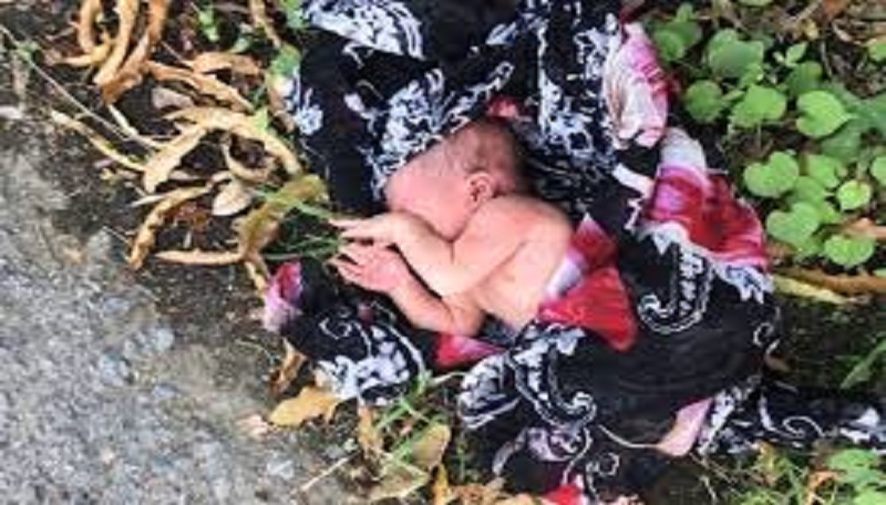 Thailande-un-bebe-de-48-heures-abandonne-au-milieu-dun-tas-dordures