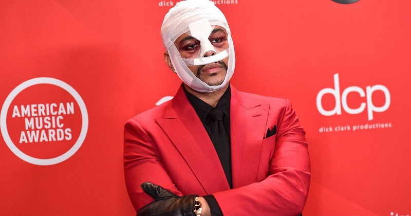 The-Weeknd-la-star-revele-pourquoi-son-visage-est-bande-et-tumefie-depuis-des-mois