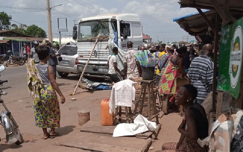 Togo-Atakpame-un-mort-dans-un-grave-accident-au-marche-des-fruits-dAgbonou