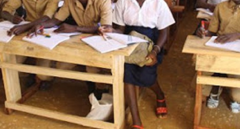 Togo-Battu-aux-elections-un-politicien-est-venu-retirer-ses-tables-bancs-offerts-lors-des-campagnes-a-une-ecole