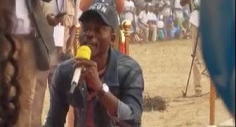 Togo-En-meeting-de-campagne-Mc-Momo-profite-pour-demander-une-voiture-Pajero-a-Faure-Gnassingbe-video