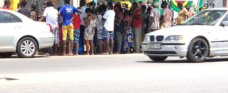 Togo-Programme-Novissi-forte-affluence-devant-les-agences-de-mobile-money-malgre-le-coronavirus