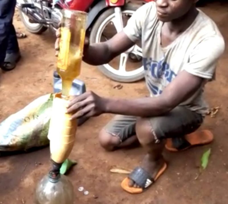 Togo-Video-Un-vendeur-de-carburant-frelate-Boude-qui-escroquait-ses-clients-arrete-e1586536751454