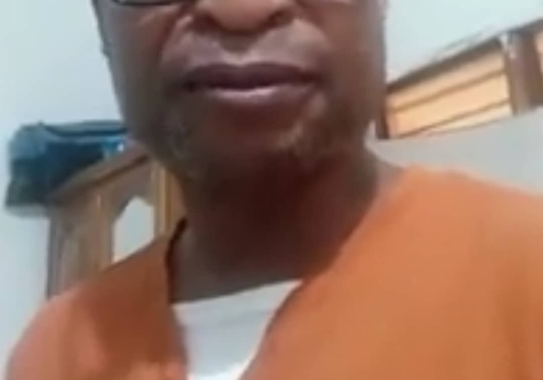 Togo-un-jeune-diplome-donne-son-1er-salaire-au-Pasteur-le-papa-revolte-video